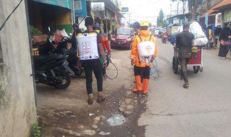 Rumah Zakat dan Komunitas Lakukan Penyemprotan Disinfektan