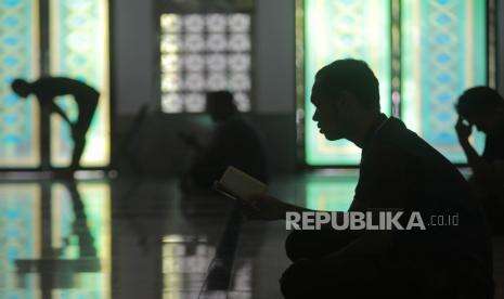 Pakain Penuh Darah Saat Sholat dan Titik Balik Imam Ghazali