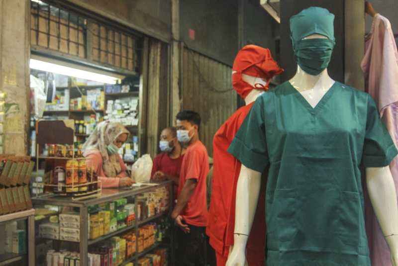 Polda Metro Segel Toko Obat di Pasar Pramuka