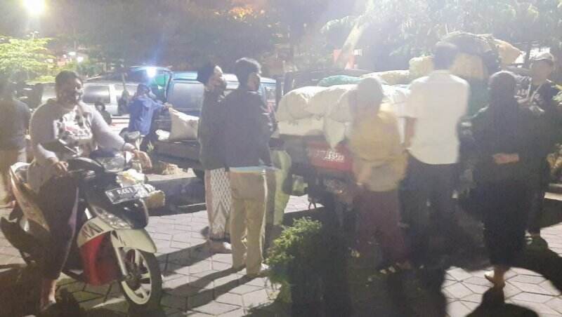 Mangkal Sekitar Terminal, Puluhan Pedagang Dadakan Ditampung di Halaman Pasar Sayur