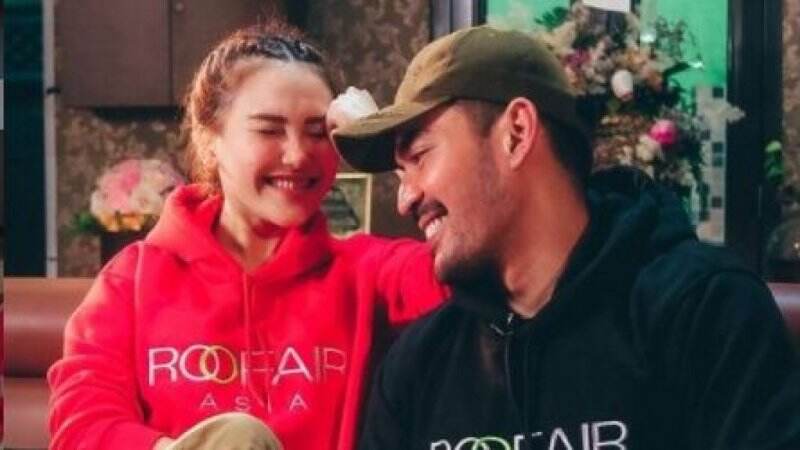 Ngebet Dinikahi Robby Purba, Posisi Tangan Ayu Ting Ting Bikin Salfok!