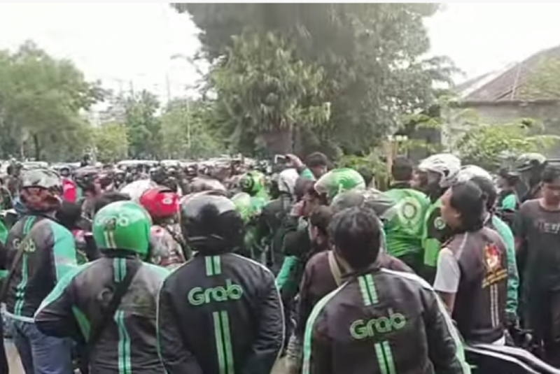Viral Video Ojol dan Debt Collector Terlibat Bentrokan di Sawah Besar