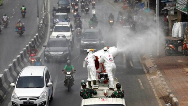 WHO hingga Dokter Ingatkan Penyemprotan Disinfektan Luar Ruangan Sia-Sia