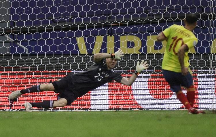 Argentina ke Final usai Menang Adu Penalti Vs Kolombia, Kiper Buangan Arsenal Jadi Pahlawan
