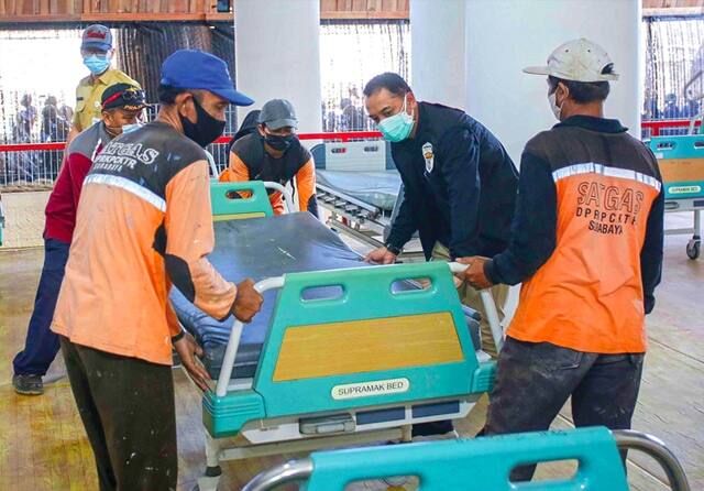 Warga Surabaya yang Isoman di Rumah Dipindah ke RS Lapangan