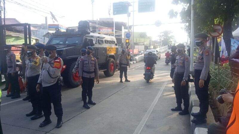 Hari Kelima PPKM Darurat, Polisi Buat Jalur Khusus Nakes di Penyekatan Lenteng Agung