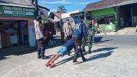 Remaja ini Menangis saat Dihukum Push-up karena Tidak Pakai Masker