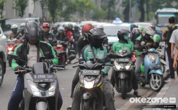 Polisi Evakuasi 2 Motor Diduga Milik Ojol yang Diceburkan ke Kali Pintu Air Sawah Besar