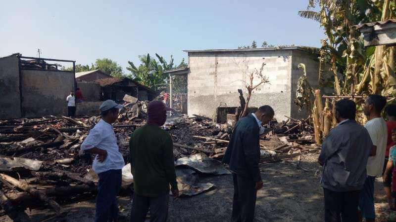 Diduga Selesai Memasak Langsung Ditinggal, Tiga Rumah di Jalur Pantura Ludes Terbakar