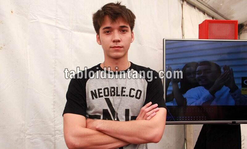 Olahraga di Rumah Pakai Masker, Stefan William Banjir Doa Lekas Sembuh
