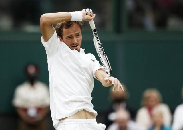 Kesal Main Buruk di 16 Besar Wimbledon 2021, Daniil Medvedev Gagal Hadapi Roger Federer