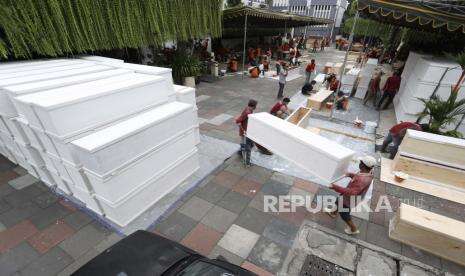 Kelurahan Kayu Putih Buatkan Peti Jenazah untuk Pasien Covid