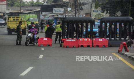 Dinas Perhubungan Depok Imbau Warga Patuhi Penyekatan Jalan
