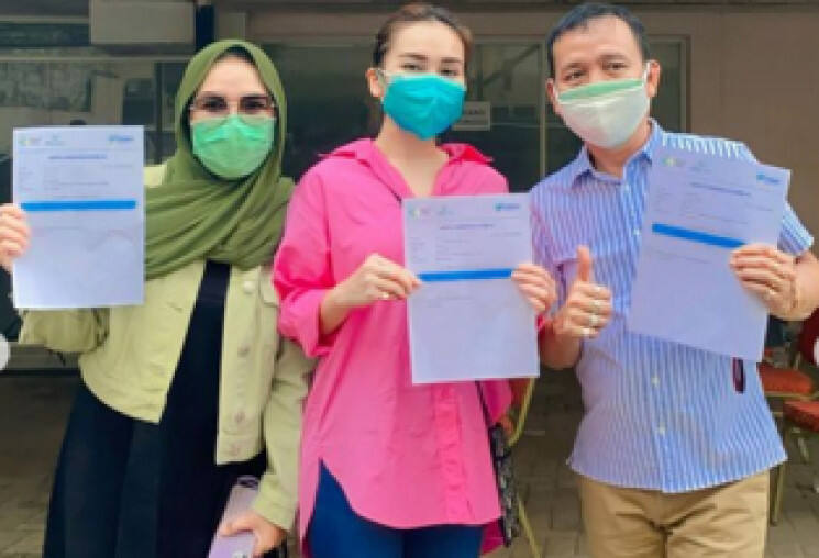 Ayu Ting Ting Terima Vaksin Covid-19 Dosis Pertama Bareng Keluarga, Ekspresi Ayah Rojak Jadi Sorotan