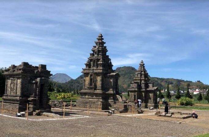 Candi Arjuna dan Candi Setyaki Dieng Diselimuti Es