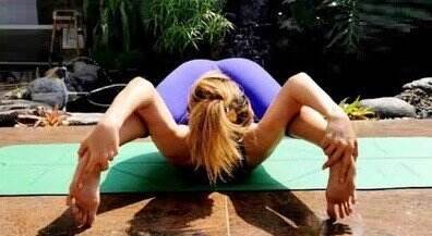 Inul Daratista Pose Ekstrem Gaya Laba-Laba Kaki Dilipat, Netizen: Kayak Enggak Ada Tulang Ngilu