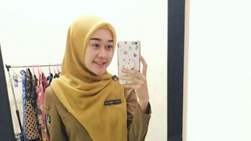 Rela Tinggalkan Dunia Hiburan, 5 Selebritas Tanah Air Ini Alih Profesi Jadi PNS, Ada Eks Personel Cherrybelle!
