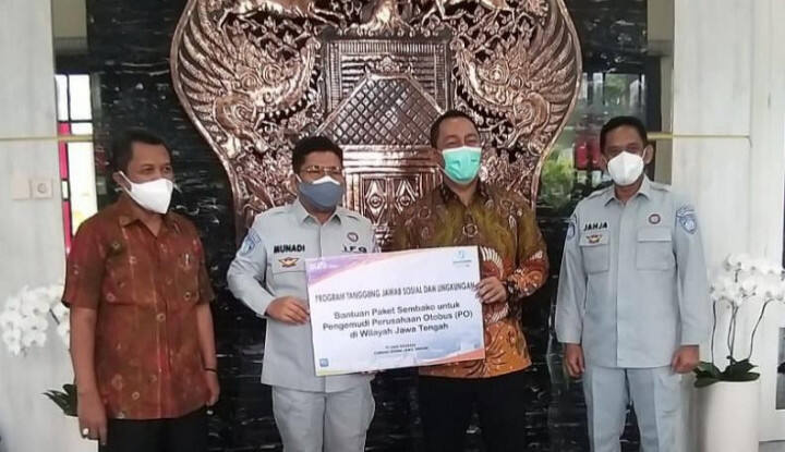 `Hijaukan Semarang` Jasa Raharja Serahkan 101 Pohon dan Sembako