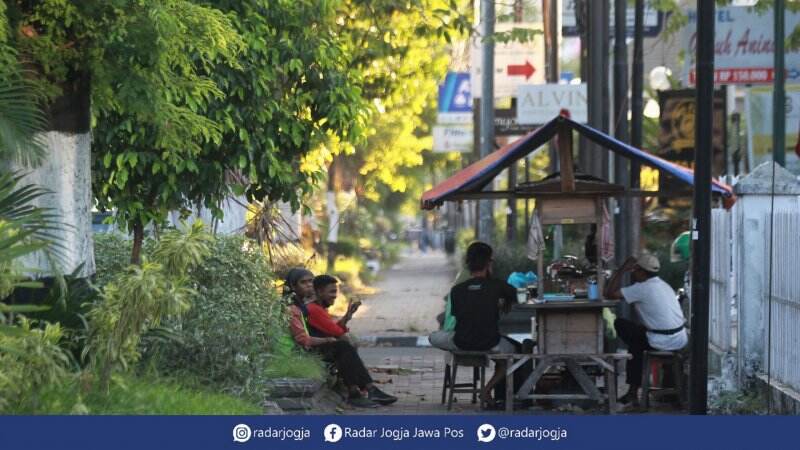 PPKM Dilonggarkan, Rumah Makan Masih Sepi