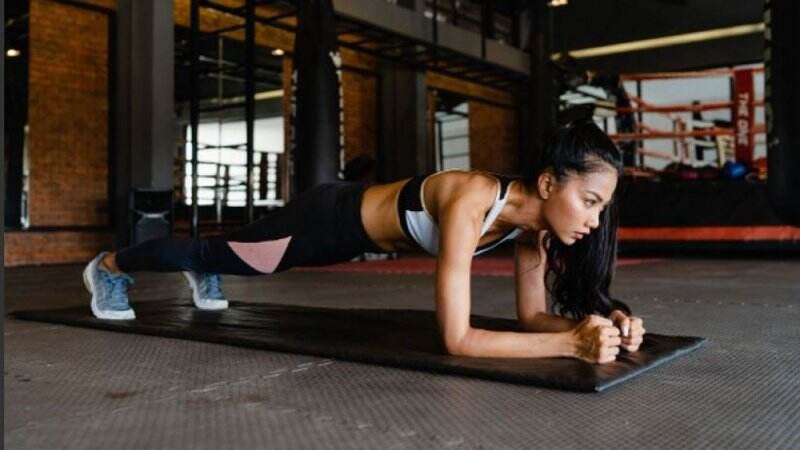 3 Gerakan Olahraga Ini Bisa Bikin Perut Gelambir Jadi Singset dan Seksi, Cocok Dilakukan Pascamelahirkan Nih Moms!