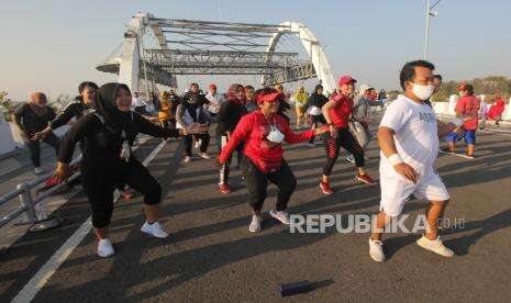 In Picture: Warga Berolahraga di Kawasan Jembatan Suroboyo