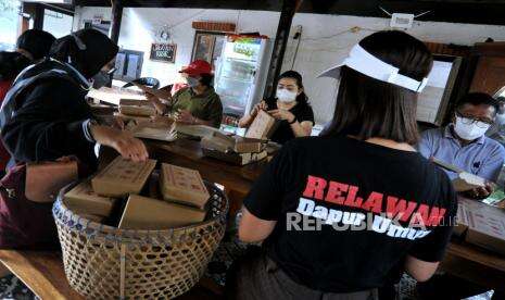 In Picture: Dapur Umum Gotong Royong Denpasar Bagikan Makanan Gratis