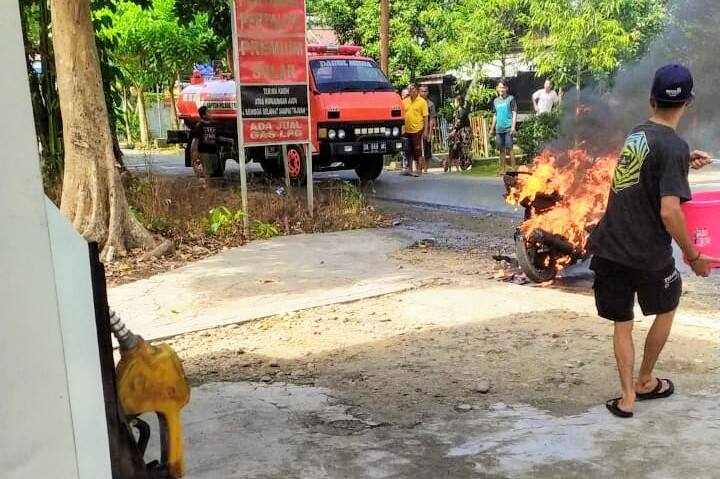 Heboh Motor Terbakar Depan Pom Mini Kandangan HSS