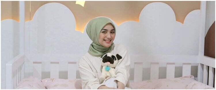 Tips pola makan 11 seleb cantik saat diet, Dewi Hughes turun 90 kg