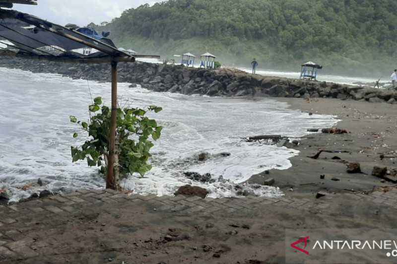 Awas Nelayan Jangan Melaut, Warga Kebumen Diminta Waspadai Gelombang Tinggi Pantai Sawuk