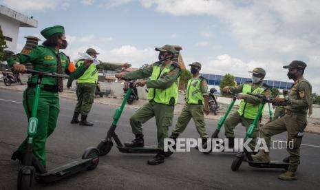 In Picture: Kendarai Skuter Listrik Patroli Sosialisasi Prokes
