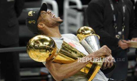 Antetokounmpo Bersaudara Bawa Trofi NBA ke Kampung Halaman