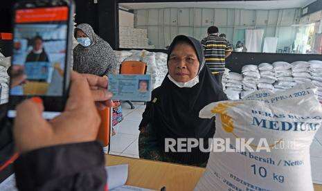 In Picture: Pembagian Beras PPKM di Kantor Pos Serang