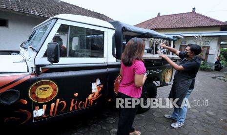 In Picture: Kedai Kopi Keliling Manfaatkan Jip Land Rover