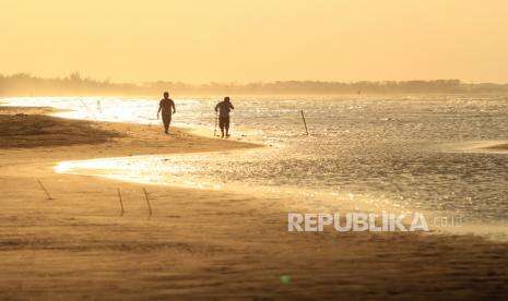 Terpuruk, Pantai Bali Indramayu Kibarkan Bendera Putih