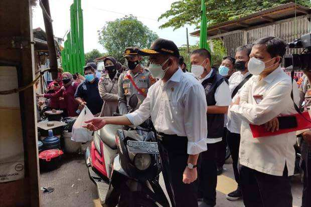 Warga Tambora Terima Beras Bansos Tak Layak, Menko PMK Sidak Lokasi