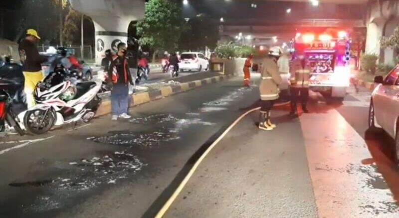 Tumpahan Oli Bikin Pengendara Motor Tergelincir di Underpass UKI Cawang