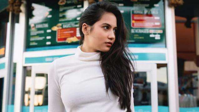 Totalitas Latihan Menembak, Pevita Pearce Langsung Banjir Keringat