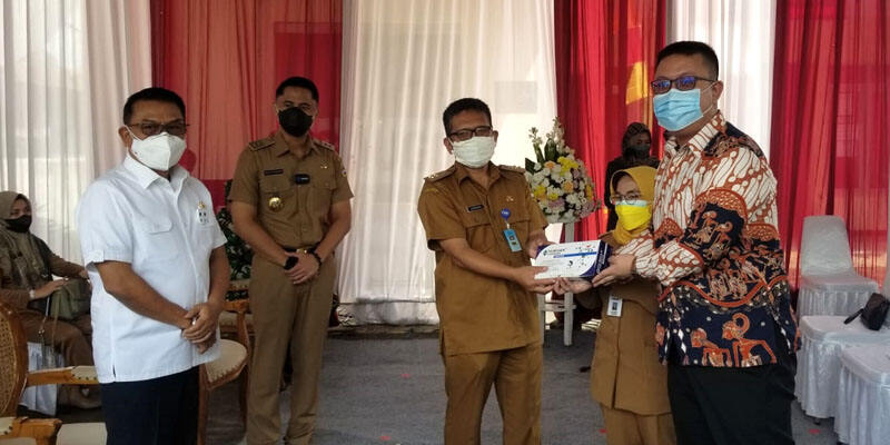 Moeldoko Apresiasi Produsen Dalam Negeri Hibahkan Alkes untuk Penanganan Covid-19