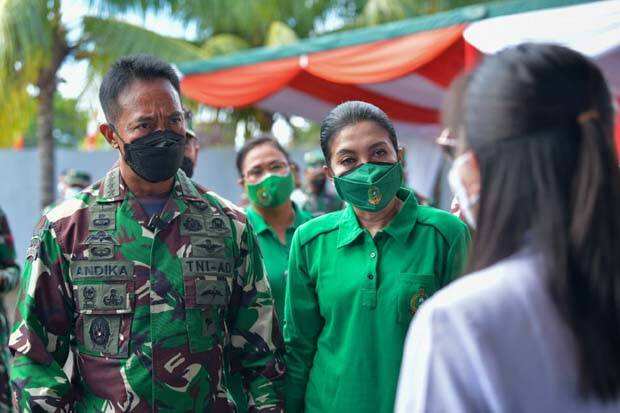Kunjungi RS Wolter Monginsidi Manado, Jenderal Andika dan Istri Bagikan 253 Paket Sembako