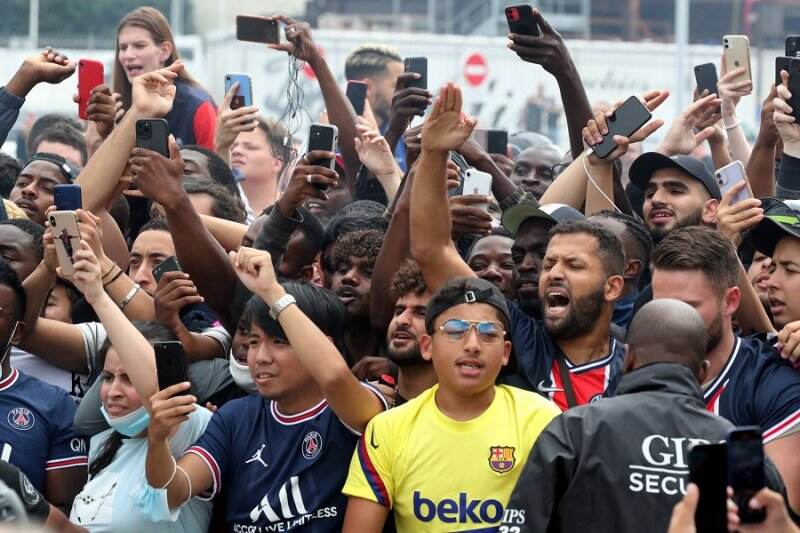 Gagal Move On? Fans dengan Jersey Barcelona Ikut Sambut Lionel Messi di Paris