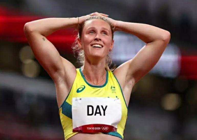 Riley Day, Nyambi Kerja Di Supermarket