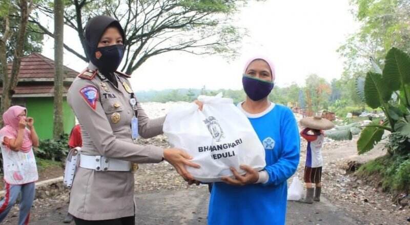 PPKM Diperpanjang Lagi, Satlantas Polres Lebak Sebar Bantuan ke Pemulung
