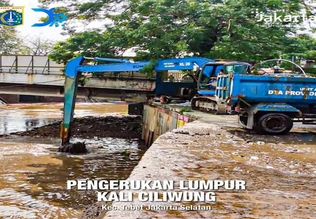 Perbesar Kapasitas Tampungan Air, Sudin SDA DKI Keruk Lumpur Kali Ciliwung Tebet Jakarta Selatan