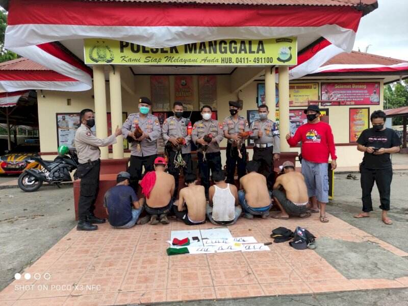 Digerebek Polsek Manggala, Penjudi Sabung Ayam Kocar Kacir Tinggalkan Tas Selempang