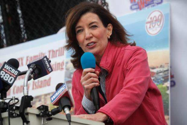 Kathy Hochul Gantikan Cuomo, Segera Jadi Gubernur Wanita Pertama di New York