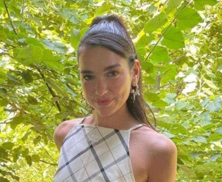 Dua Lipa Posting Makanan Mirip Pastel Bikin Heboh Netizen Indonesia