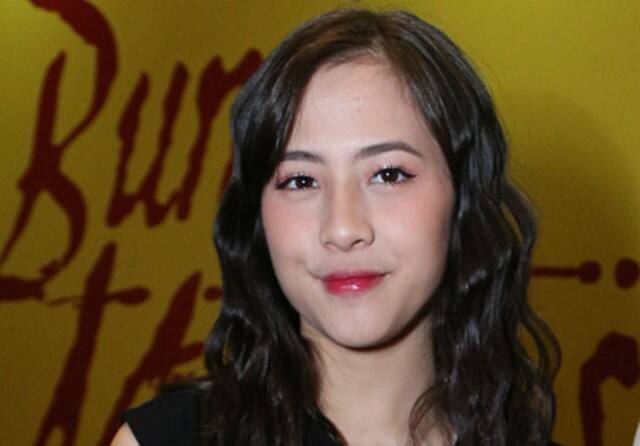 Adhisty Zara Menangis Melihat Banner “Come Back Bettter, Zara”