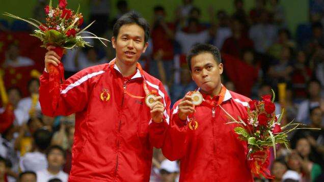 Hendra Setiawan Rayakan Ulang Tahun Markis Kido di Depan Pusara, Netizen: Sahabat Sejati!
