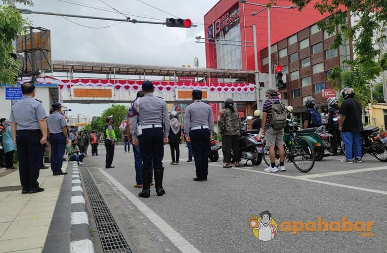 Siap Grak! Warga di Balikpapan Sikap Sempurna di Simpang Empat Jalan