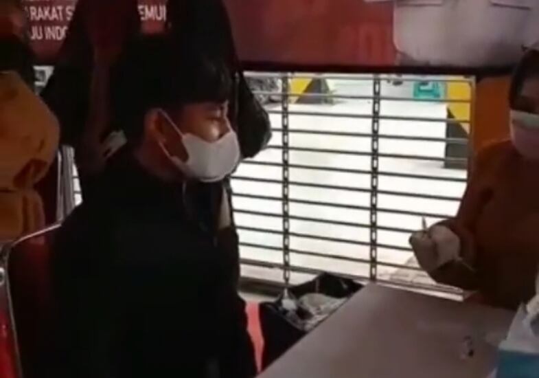 Obrolan Kocak Petugas Vaksin dan Remaja Takut Jarum Suntik